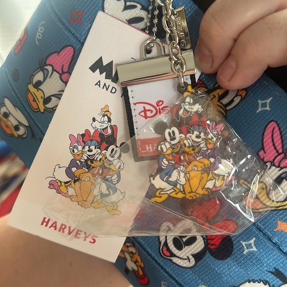 New with tags Mickey and friend Harvey’s seatbelt bags hippack - Picture 4 of 5